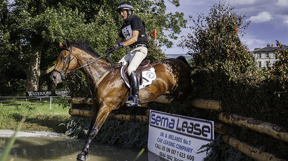 Sir Mark Todd golpea a un caballo con una rama